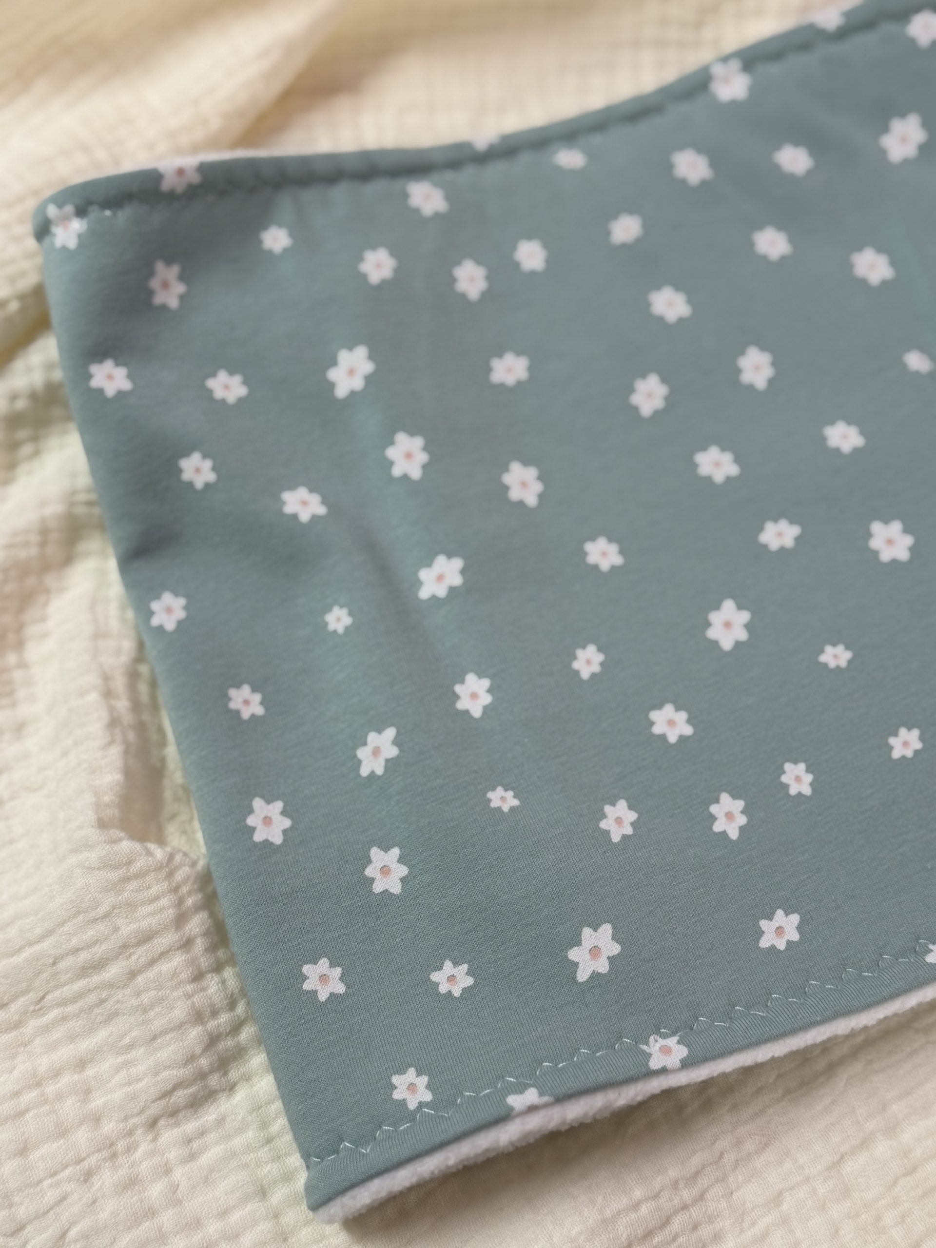 Schlupfschal (Kleine blaue Gänseblumen)