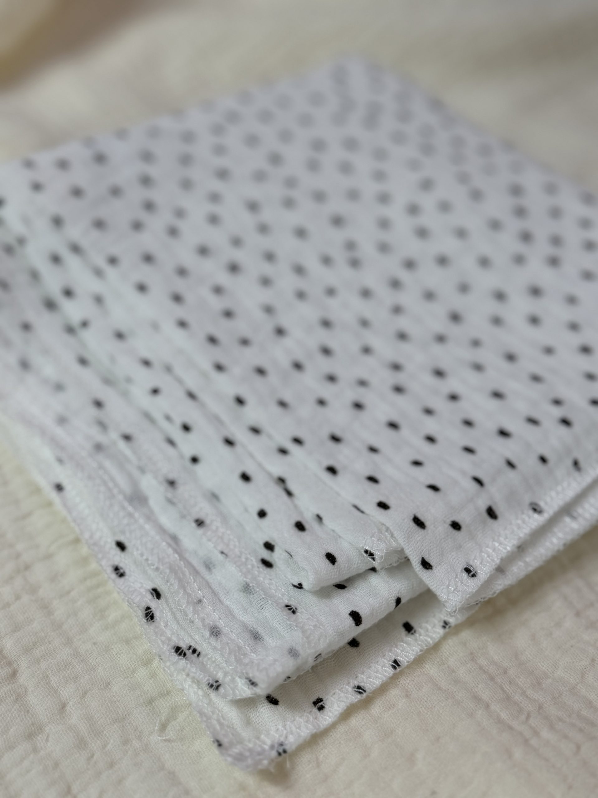 Musselin Halstuch (Punkte schwarz weiss)
