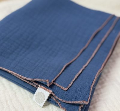 Musselin Halstuch (Dunkelblau rosa Rand)