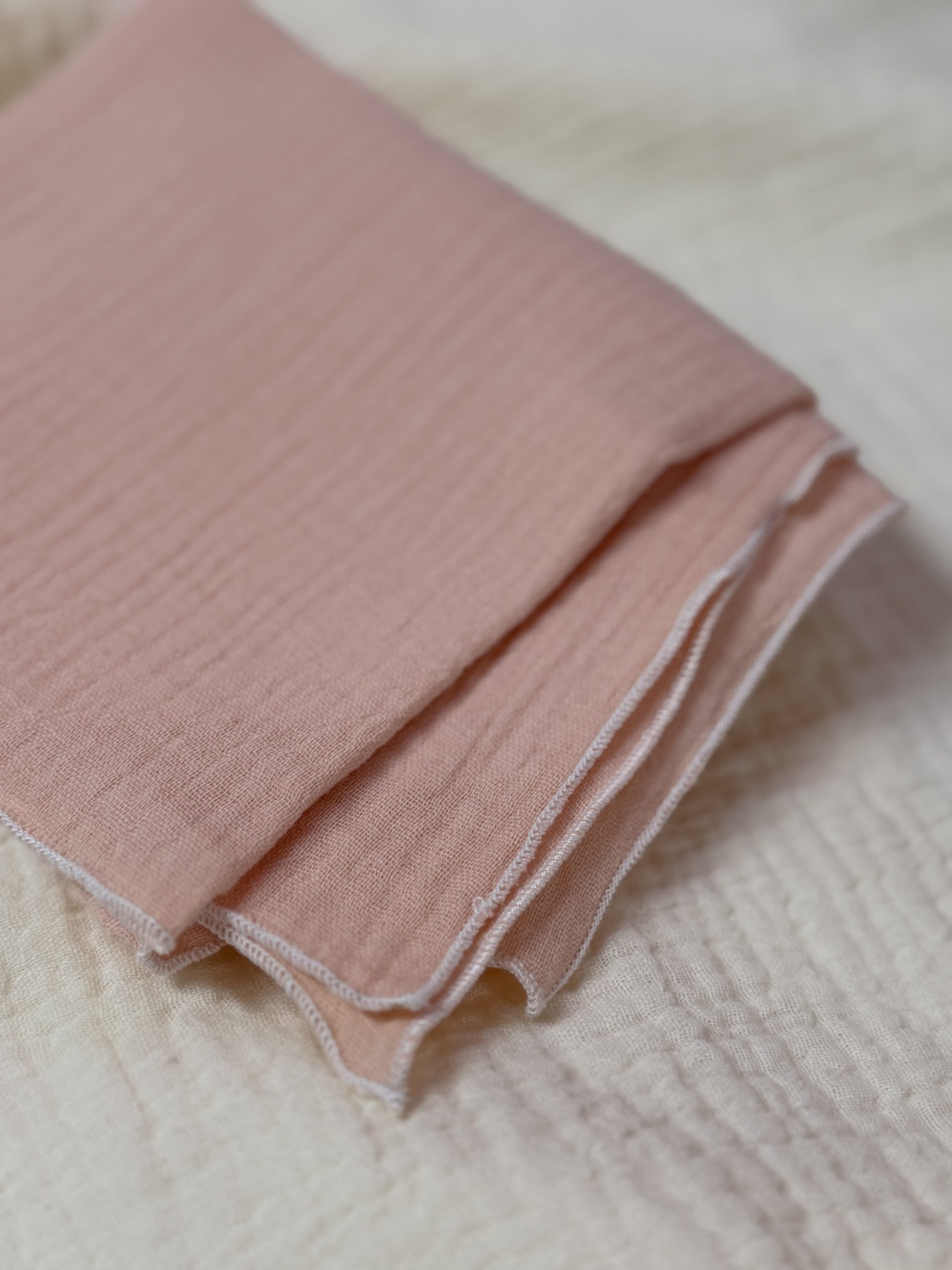 Musselin Halstuch (Hellrosa weisser Rand)