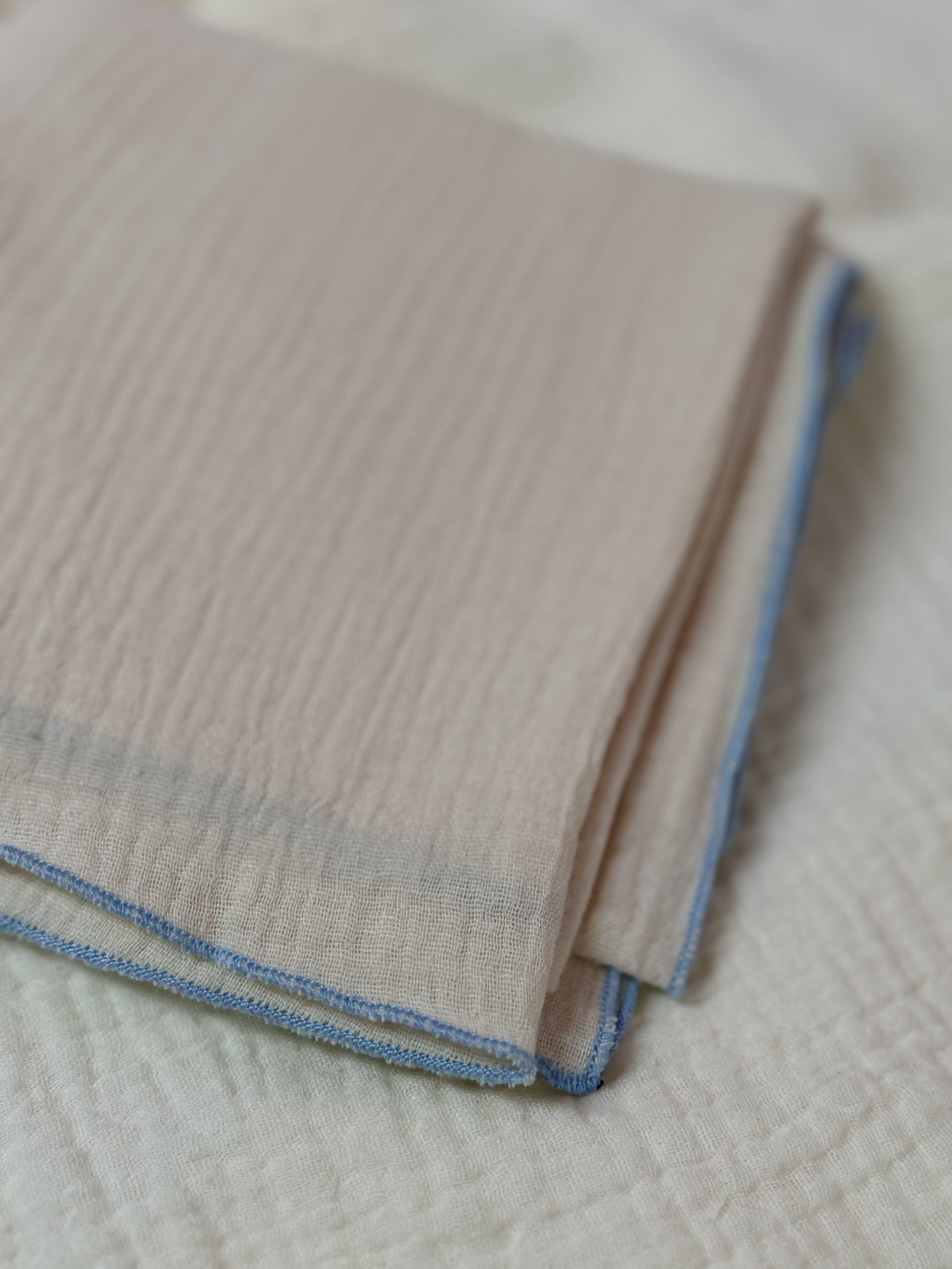 Musselin Halstuch (Natur blauer Rand)