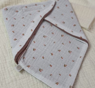 Dreieckstuch (Kleine Kirschen Grau)