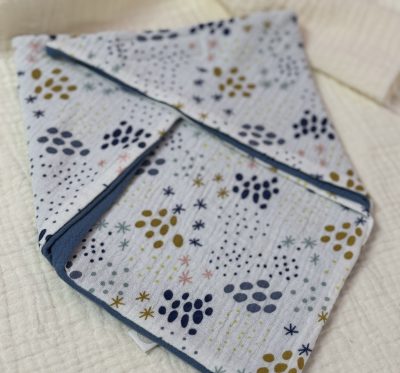 Kopie von Dreieckstuch (Sterne und Punkte) jeansblau