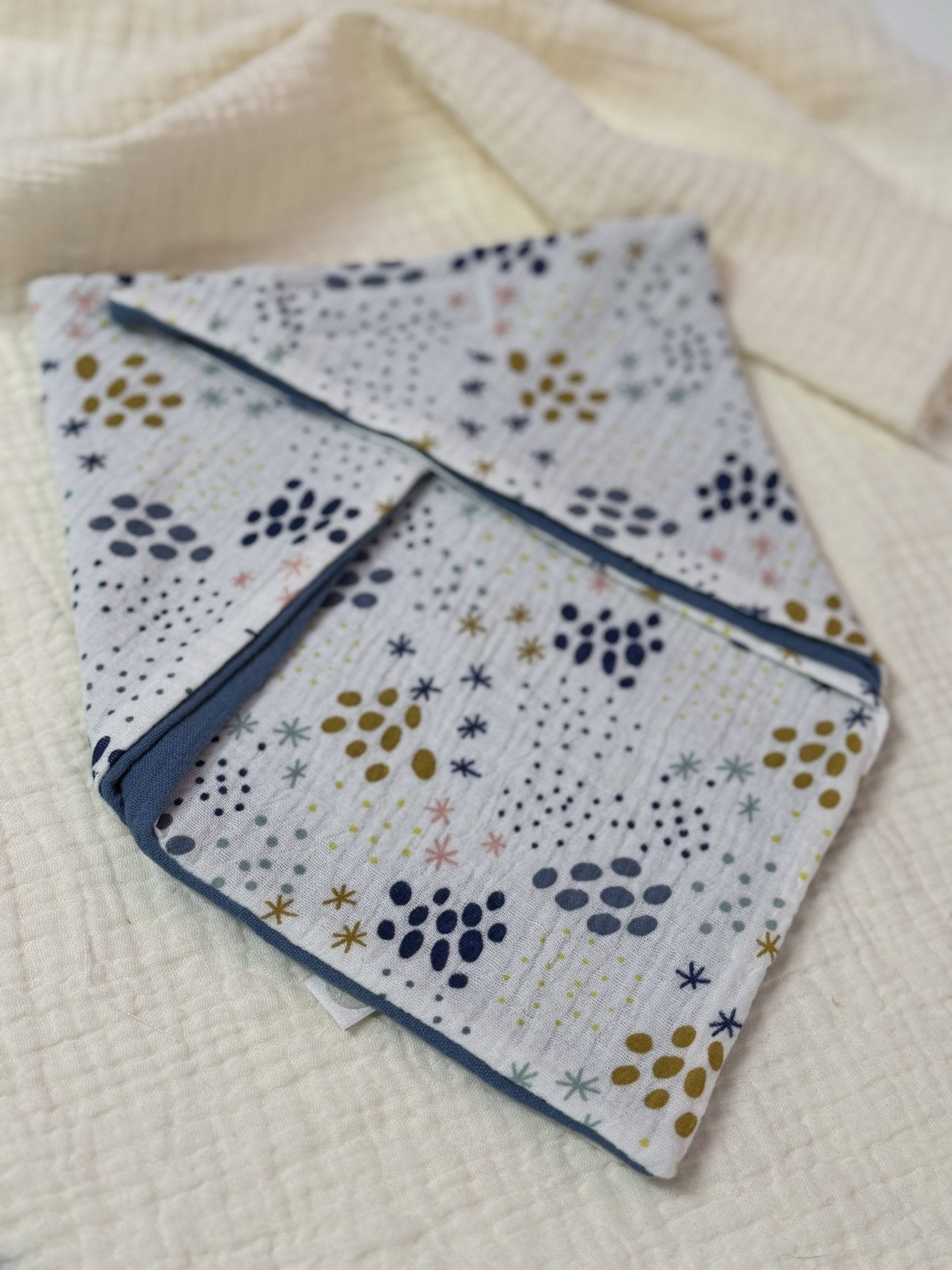 Kopie von Dreieckstuch (Sterne und Punkte) jeansblau